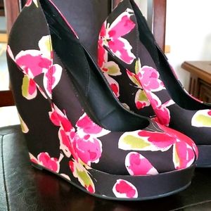 Elle Wedges